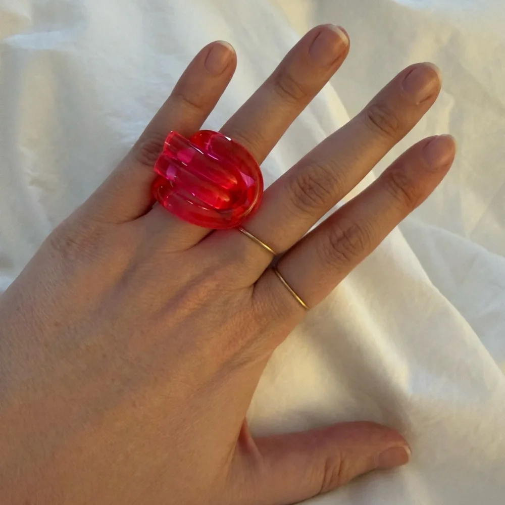 CHOFA Belt Lucite Ring Neon Pink Acrylic Statement Ring Size 7 - Picture 1 of 5